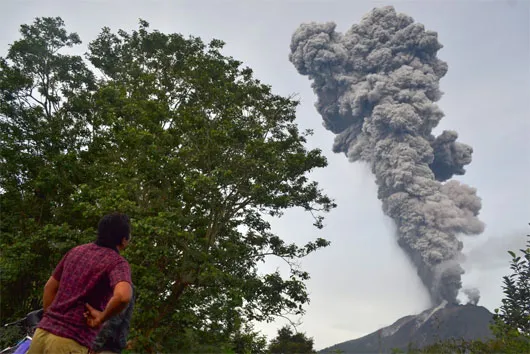 Ngọn núi lửa Sinabung phun cột tro cao 8.000 mét, khiến 5.000 người di tản trước đó không thể trở về nhà