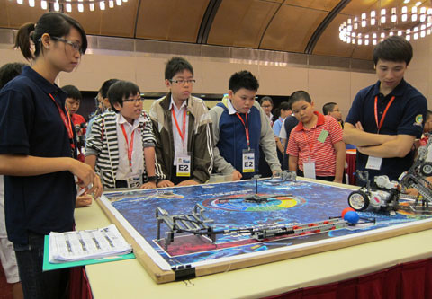 Cuộc thi Robotics nhằm từng bước đưa hoạt động giáo dục robot vào trường tiểu học và trung học cơ sở.