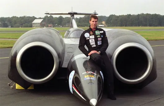 Andy Green và chiếc xe nhanh nhất thế giới Thrust SSC lập kỷ lục với vận tốc gần 1.300km/h vào năm 1997
