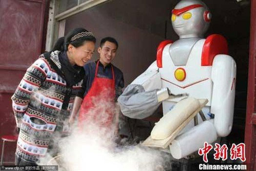 Robot đầu bếp đang thái mì sợi