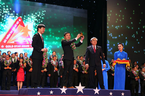 Ông Nguyễn Khánh Hưng - Phó tổng giám đốc Tập đoàn Đất Xanh nhận giải thưởng Sao Vàng Đất Việt 2013