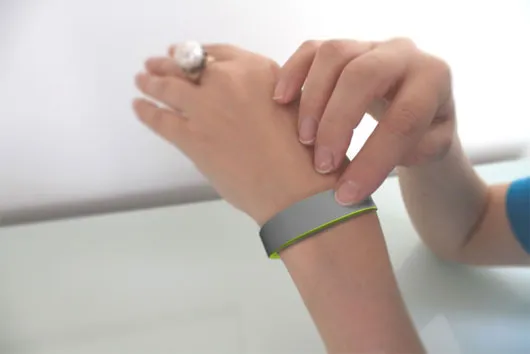 Vòng tay kết nối tình cảm từ xa