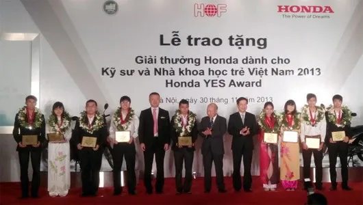 Các sinh viên xuất sắc nhận giải thưởng Honda YES Award năm 2013