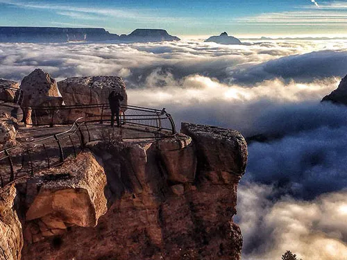 Biển sương mù bắt đầu xuất hiện vào bao phủ quanh hẻm núi Grand Canyon, bang Arizona, Mỹ, từ ngày 29/11.