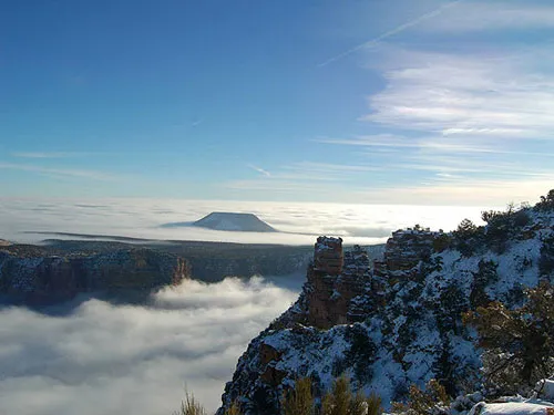 Theo đại diện của Công viên Quốc gia Grand Canyon, biển sương mù dày đặc được lý giải là do hiện tượng thời tiết đặc biệt được gọi là nghịch đảo nhiệt độ tạo ra.