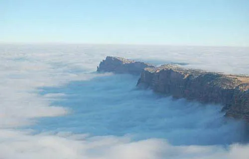 Hầu hết những người leo núi tới Grand Canyon để ngắm sông Colorado bên dưới khe núi.