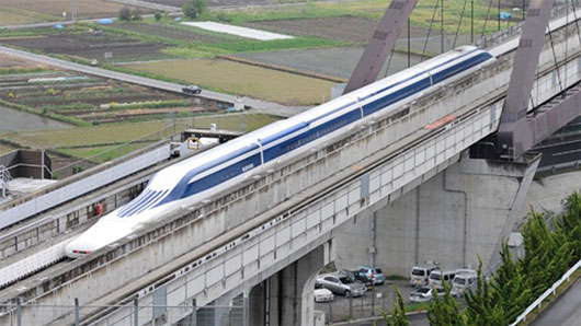 Hình ảnh con tàu Maglev đang được thử nghiệm tại trung tâm Nhật Bản sẽ rút ngắn thời gian đi giữa Tokyo và Osaka hay từ New York đến DC.