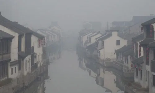 Giang Tô mờ ảo trong sương khói.
