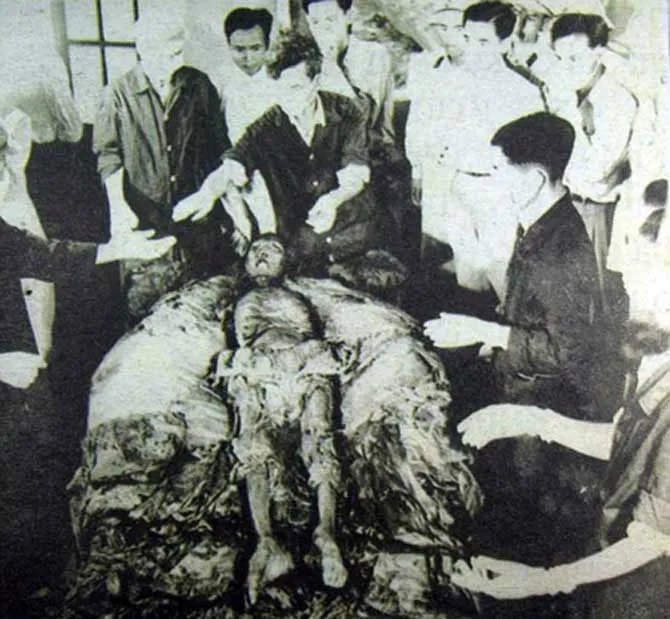 Xác ướp vua Lê Dụ Tông được khai quật năm 1964 tại Thọ Xuân, Thanh Hóa