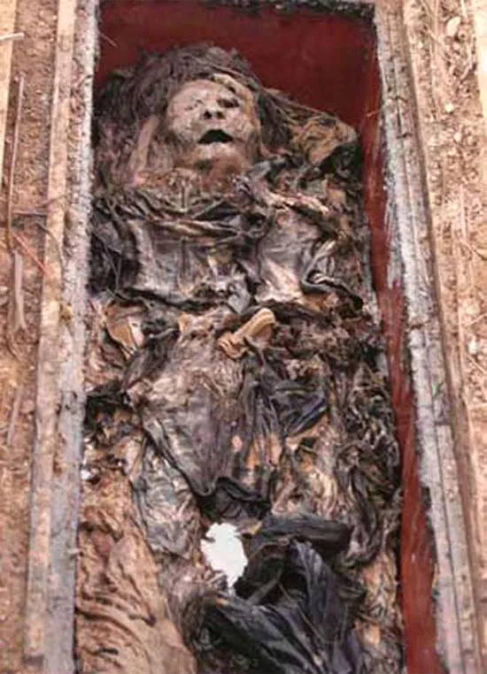 Vào tháng 4/2005, tại ngay vườn đào Nhật Tân, Hà Nội, một ngôi mộ cổ được khai quật và phát hiện một xác ướp bên trong quan tài còn nguyên vẹn được bọc trong nhiều lớp vải và ngâm dầu thơm.