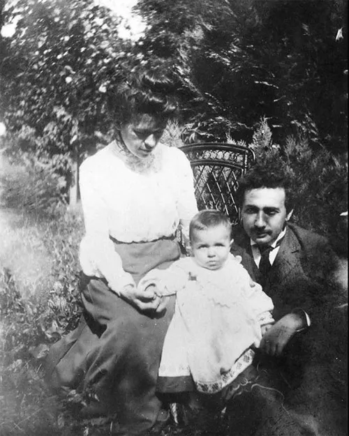 Einstein thời thơ ấu bên bố, ông Hermann Einstein và mẹ, bà Pauline Einstein