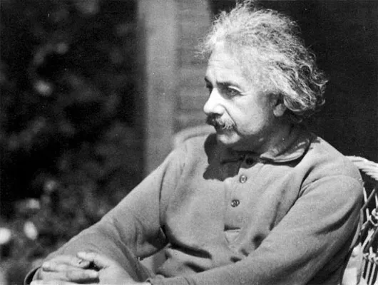 Einstein chưa bao giờ cảm thấy thoải mái khi bắt buộc phải phát biểu trước công chúng hay hòa nhập chỗ đông người