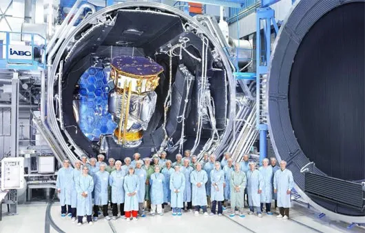 LISA Pathfinder trong khoang vũ trụ cùng các nhà khoa học tại ESA