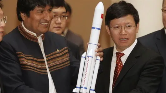 Tổng thống Bolivia Evo Morales (trái) cầm trong tay mô hình vệ tinh Tupac Katari
