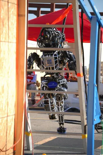 Trong ảnh là một robot đang thực hiện nhiệm vụ leo cầu thang cao 2,4m.
