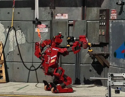 Robot cứu hộ CHIMP, sản phẩm của Đại học Carnegie Mellon và Trung tâm Nghiên cứu Robot Quốc gia của Mỹ, đang thực hiện nhiệm vụ dùng khoan tại cuộc thi hôm 21/12.