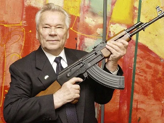 Kalashnikov cùng khẩu AK huyền thoại mà ông đã tạo ra
