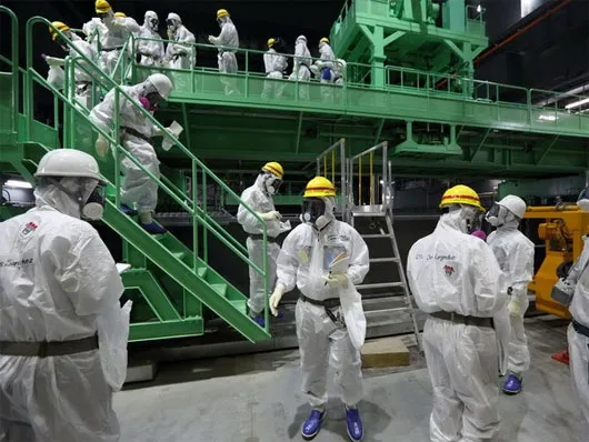 Các kỹ thuật viên hoàn tất công tác chuẩn bị trước khi di dời các thanh nhiên liệu ở nhà máy Fukushima 1 ngày 7/11.