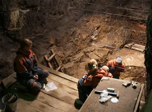 Các nhà khoa học nghiên cứu về loài người cổ đại tại hang Denisov, Tây Siberia.
