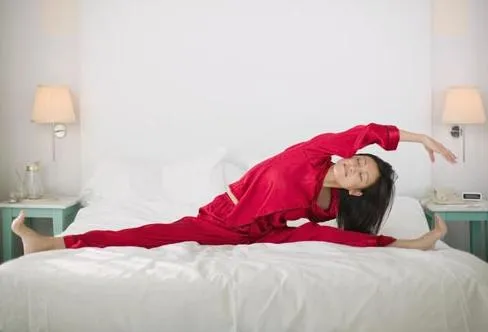 Một số động tác thể dục đơn giản sau khi thức dậy có thể giúp phòng chống bệnh đau lưng