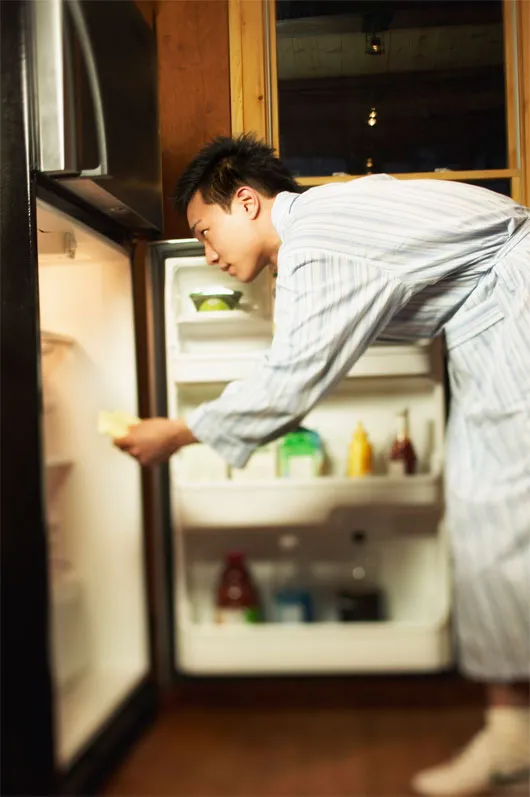 Không nên ăn trước khi đi ngủ vì điều đó sẽ làm bộ máy tiêu hóa phải làm việc hết công suất dẫn đến khó tiêu.