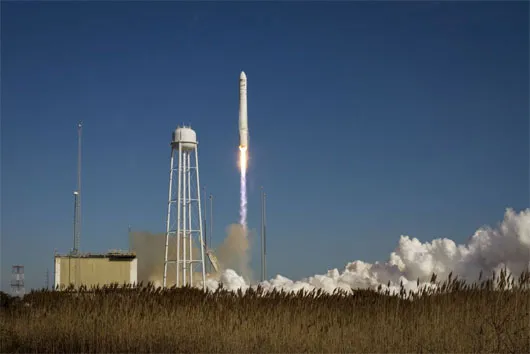 Tên lửa Antares mang theo tàu chở hàng không người lái Cygnus được phóng đi từ Wallops, bang Virginia