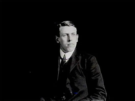 Kiến trúc sư Thomas Warren Sears (1880 - 1966). Người đầu tiên chế tạo bàn ủi hơi nước