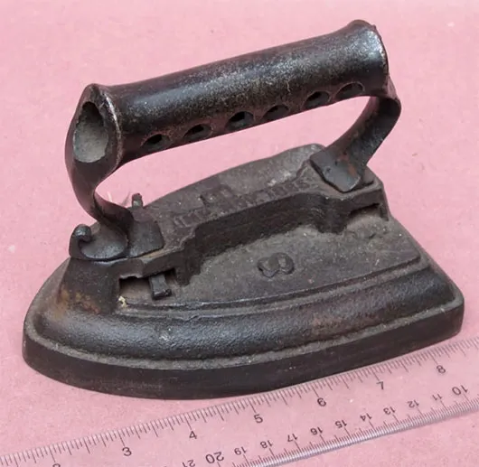 Bàn ủi "Sad Iron" với tay cầm có thể tháo rời
