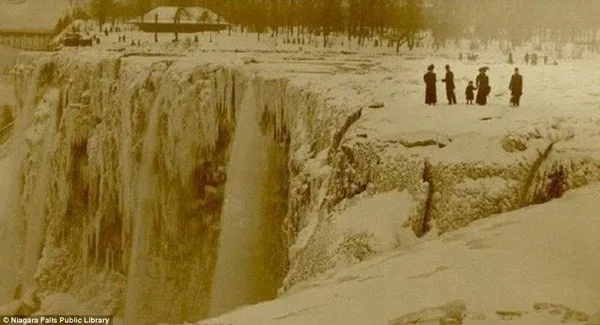 Hình ảnh thác Niagara đóng băng trong quá khứ