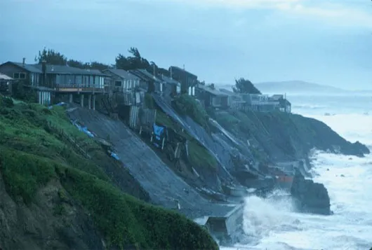 Một cơn bão tàn phá bờ biển California, Mỹ trong đợt El Nino 1997/1998
