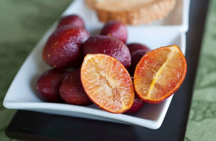 Chanh đỏ lai giữa chanh ngón tay đỏ (red finger lime) ở Australia và một loại quýt lai có tên là Ellendale Mandarin