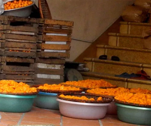 Làm mứt tại một cơ sở thủ công ở làng nghề Xuân Đỉnh, Từ Liêm, Hà Nội