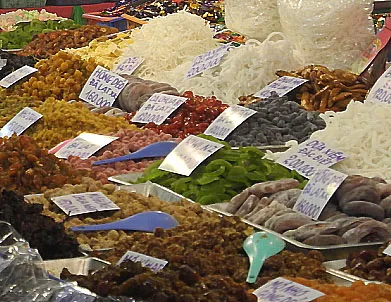 Người dân nên cảnh giác với các loại mứt, ô mai bán dạng cân, không rõ nguồn gốc xuất xứ
