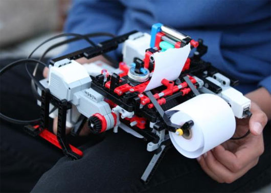 Cậu bé 12 tuổi phát minh máy in từ Lego