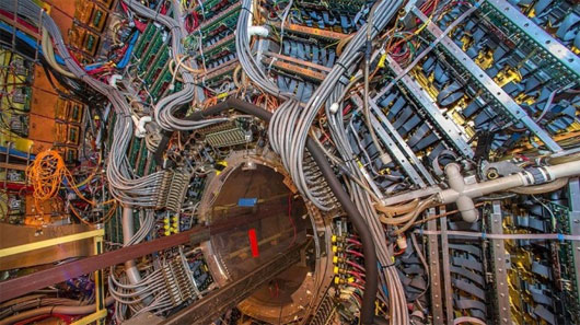 Máy va chạm ion nặng tương đối tính (Relativistic Heavy Ion Collider/ RHIC) của Mỹ hiện là máy gia tốc mạnh thứ hai trên thế giới này