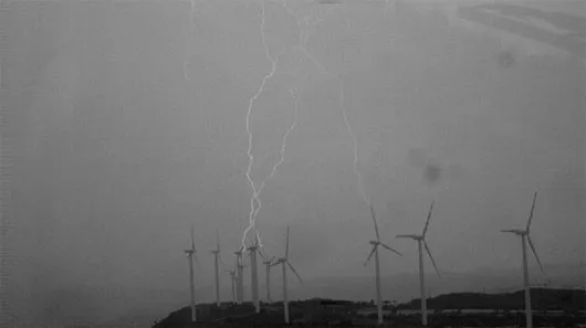 Hé lộ khả năng tạo sét đáng sợ của turbine gió
