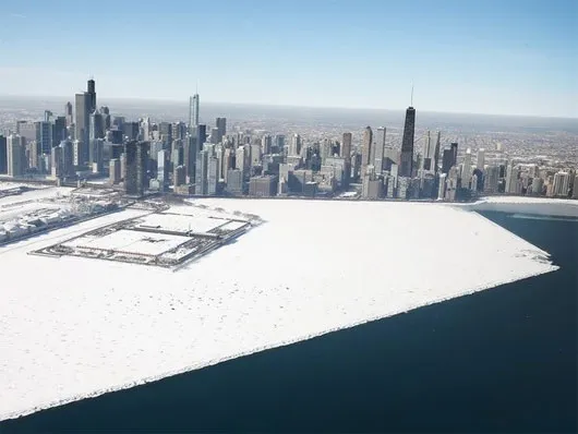 Băng tuyết phủ trắng ven hồ Michigan ở Chicago, Illinois, Mỹ