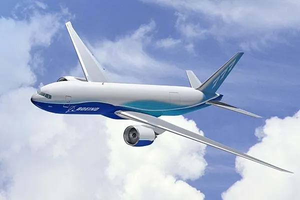 Trong khi đó, mẫu Boeing 777 Freighter lại là máy bay chở hàng hai động cơ lớn nhất thế giới.