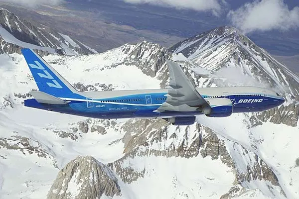 Chiếc Boeing 777-200LR đang bay qua đỉnh Cascade Mountain Range tại Washington trong một buổi thử nghiệm.