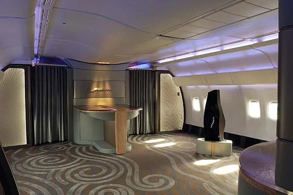 Khoang hạng nhất của Boeing 777-200LR là rất lớn, trên hình là ảnh chụp khoang này khi chưa lắp ghế ngồi.
