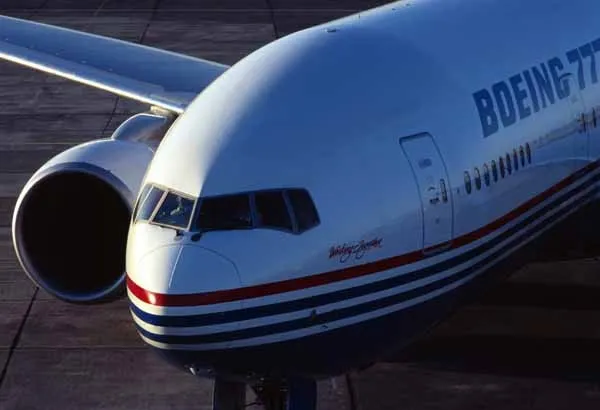 Ngày 8/9/1997, chiếc Boeing 777-300 đầu tiên xuất hiện trước công chúng.