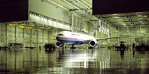 Hình ảnh chiếc Boeing 777-200 đầu tiên ra mắt tại Everett, Washington.