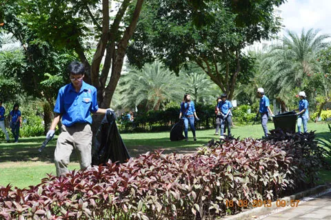 Các bạn trẻ nhặt rác, dọn dẹp vệ sinh tại một chương trình vì môi trường được tổ chức tại khu đô thị Phú Mỹ Hưng