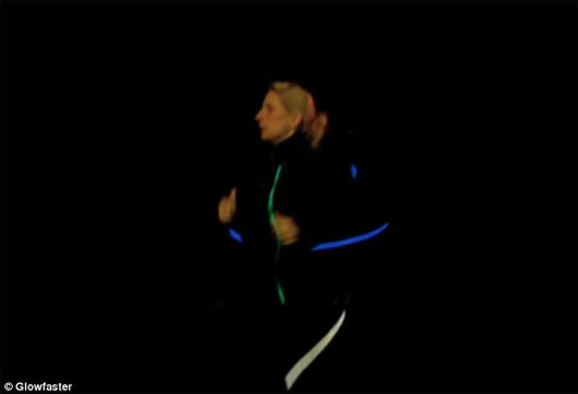 Như một vị huấn luyện viên, chiếc áo khoác thông minh của nhà thiết kế Joanna Kent sẽ giúp cho những người yêu thích chạy bộ cải thiện được tốc độ chạy một cách khoa học.