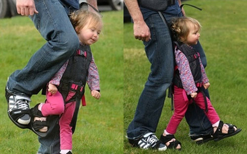 Bộ khung giúp trẻ khuyết tật có thể sải bước đồng thời cùng với bố mẹ một cách dễ dàng