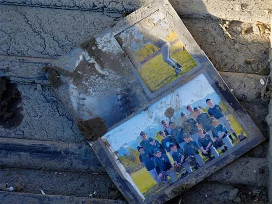 Một album ảnh được tìm thấy trong bùn đất.