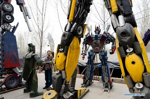 Sau khi lên ý tưởng, Liu đã tập hợp một nhóm gồm 11 người, cũng là nông dân, để thiết kế và lắp ráp các mẫu robot này bằng cách sử dụng vật liệu cũ