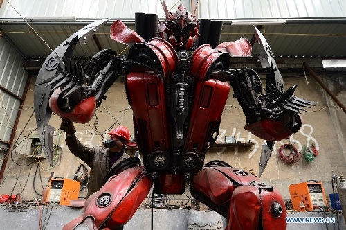 Địa điểm chế tạo và lắp ráp robot nằm ở một bãi phế liệu trên trang trại hẻo lánh ở thành phố Tế Nam, thuộc tỉnh Sơn Đông.