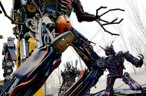 Quy trình chế tạo và lắp ráp robot bắt đầu bằng việc đầu tiên là tải các hình ảnh robot từ trên mạng. "Trước khi bắt đầu lắp ráp, chúng tôi không phác họa các bản vẽ", Guojun Long, một thành viên trong nhóm, cho hay.