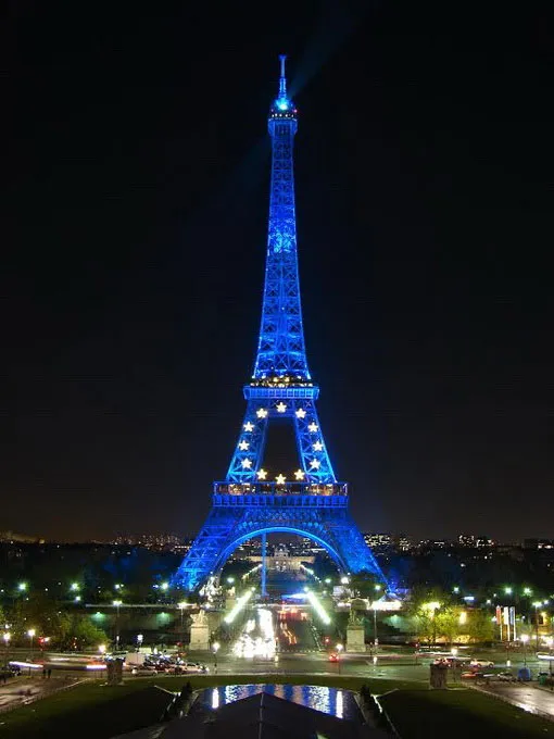 Tháp Eiffel được chiếu sáng bằng đèn xanh năm 2008 khi Pháp là chủ tịch Liên minh châu Âu